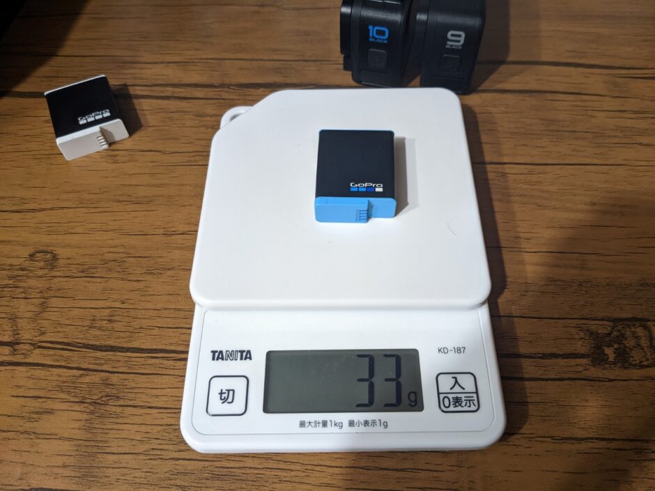 HERO 9のバッテリーの重さを測っている画像